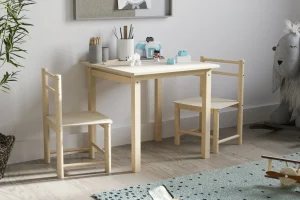 Ein Tisch mit Stühlen für ein Kinderzimmer aus Birkenholz